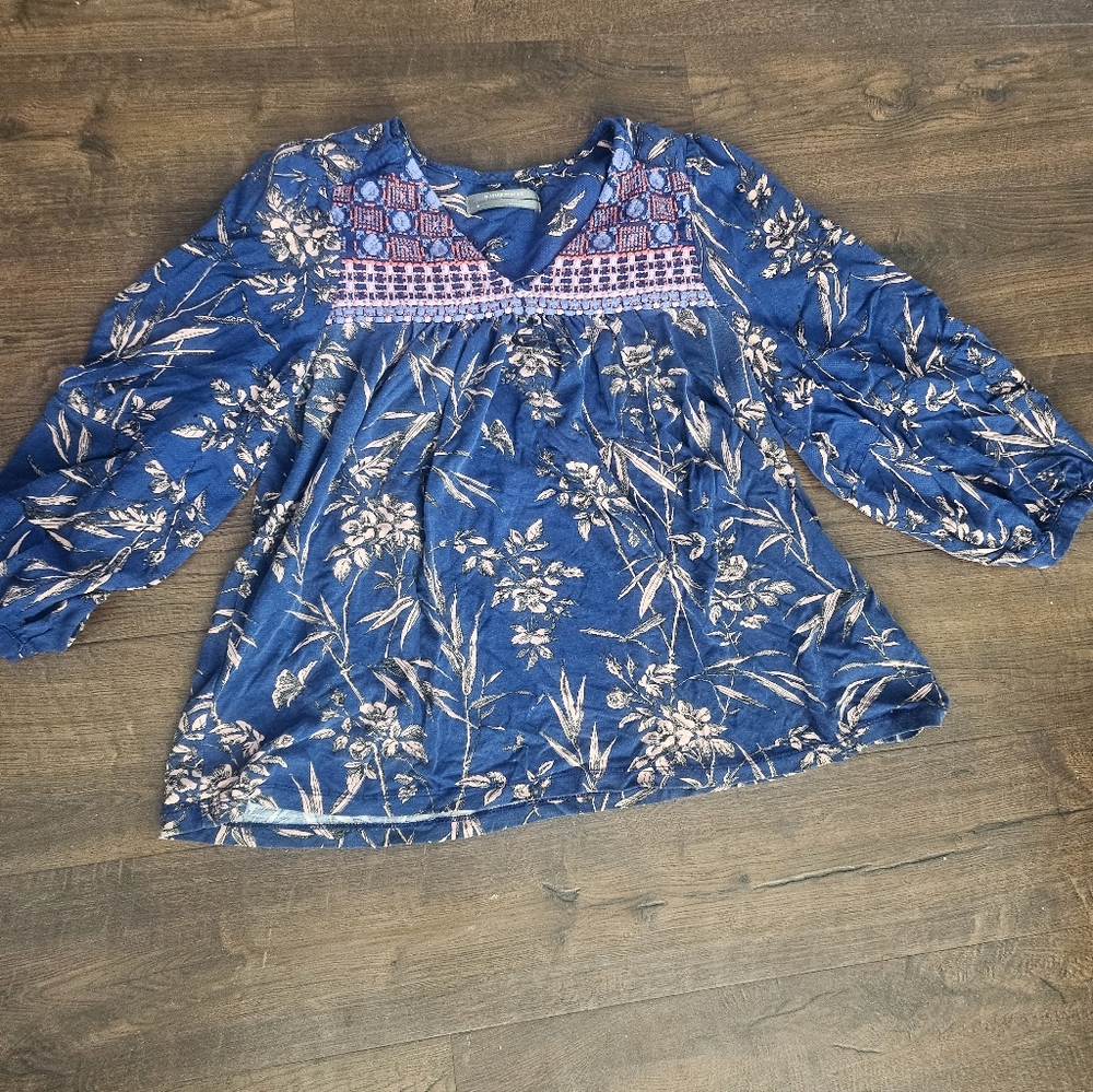 Anthropologie blue floral blouse with embroidered details. Size S #floral #boho